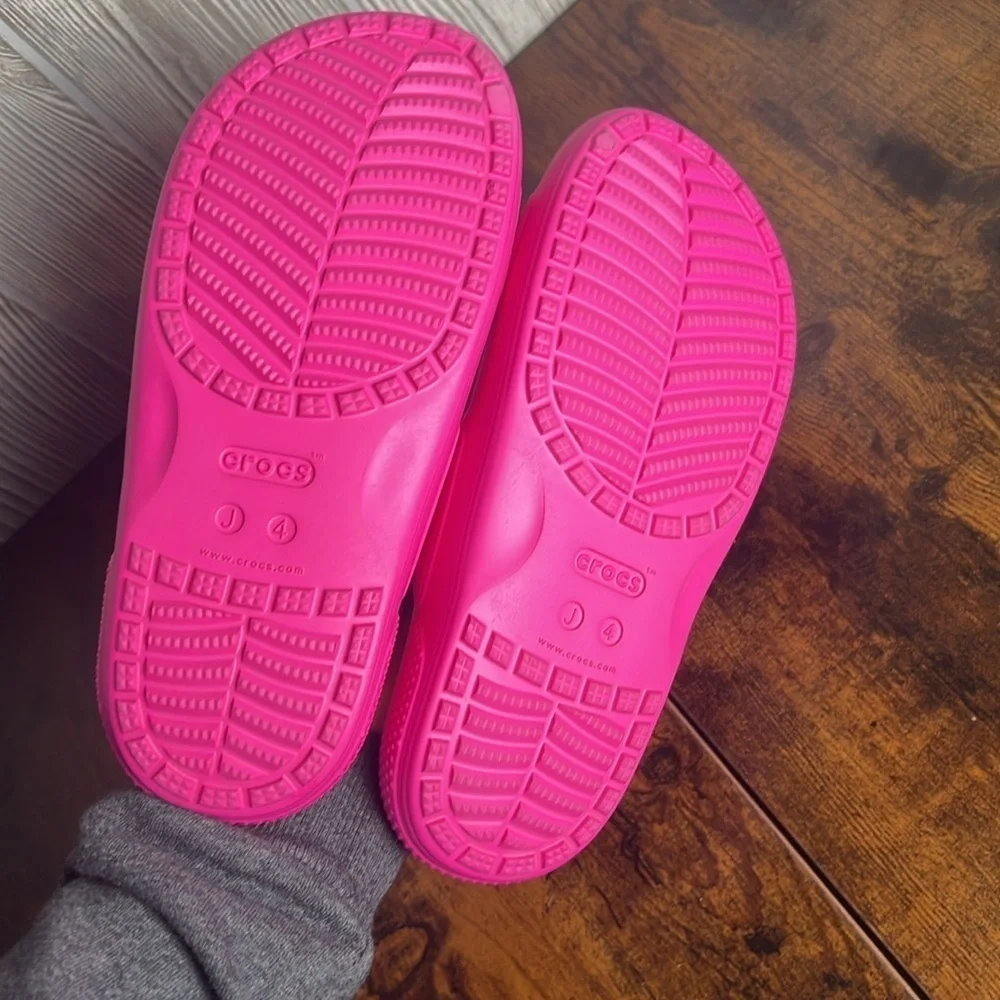 Crocs Unisex Classic Crocs Sandals Waterproof Slides Electric Pink Size J3